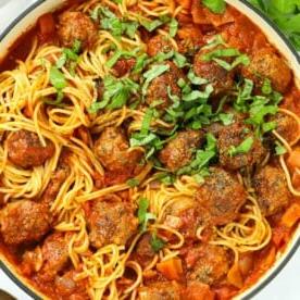 Piano Pasti 7 3 Polpette succulente con sugo di pomodoro, servite con spaghetti, un classico italiano amato da tutti e perfetto per la famiglia.