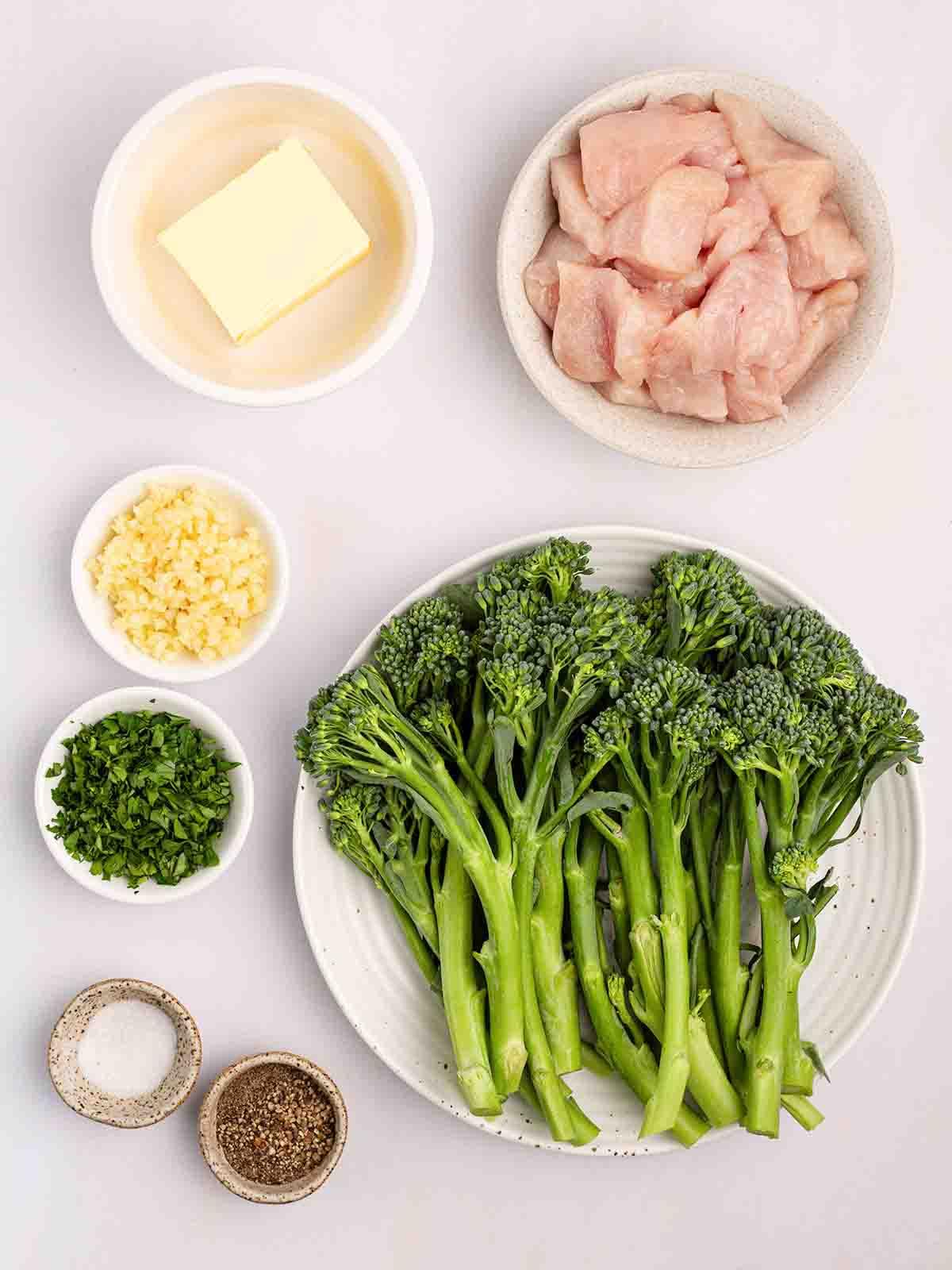 Pollo al Burro all'Aglio in Teglia con la Friggitrice ad Aria 3 Gli ingredienti per il Pollo al Burro all'Aglio con Friggitrice ad Aria disposti su un piano di lavoro.