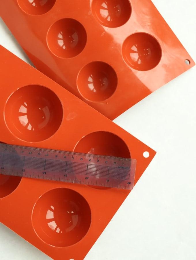 Bombe di Cioccolata Calda {Ricetta Facile} 3 Stampi sferici in silicone arancione ideali per creare Bombe di Cioccolata Calda.