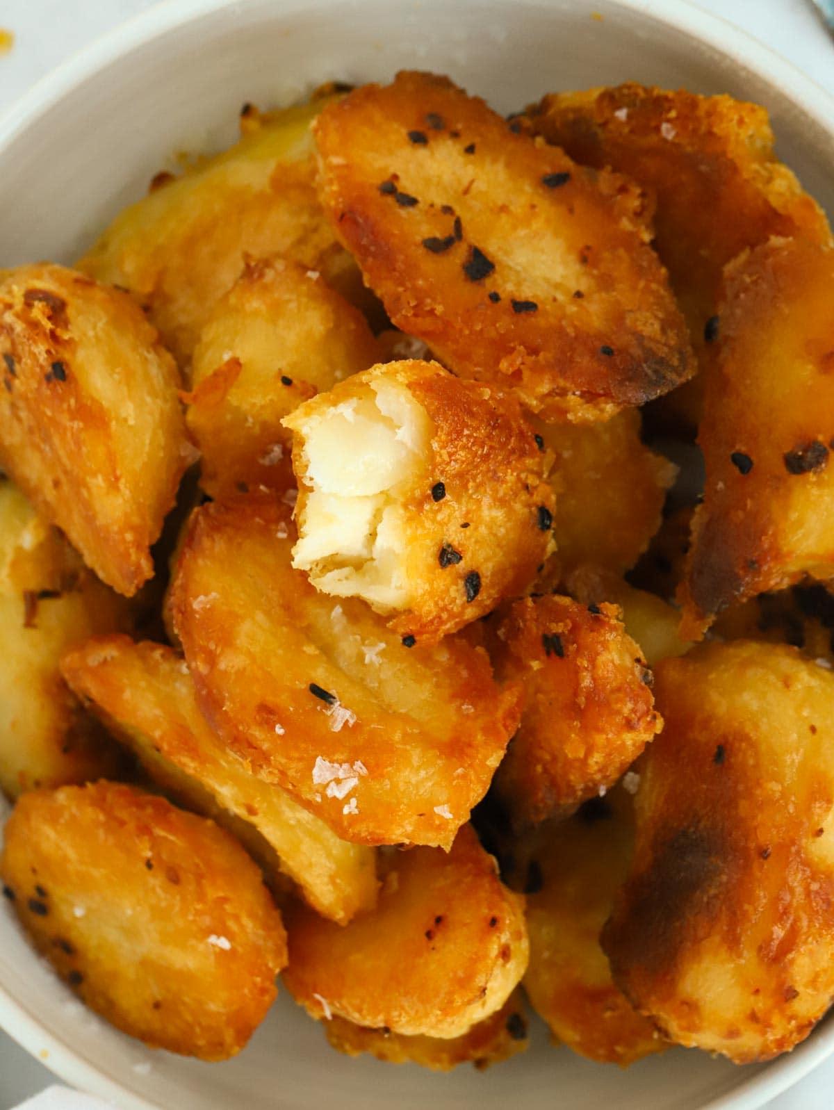 **Patate Arrosto {Le Migliori di Sempre, Ricetta Facile!}** 3 Primo piano di una ciotola di patate arrosto dorate e croccanti.