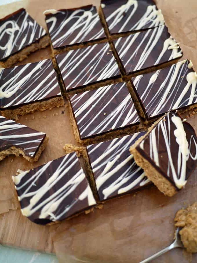Un vassoio con quadretti di Barrette al Burro di Arachidi con topping al cioccolato, pronte da gustare.