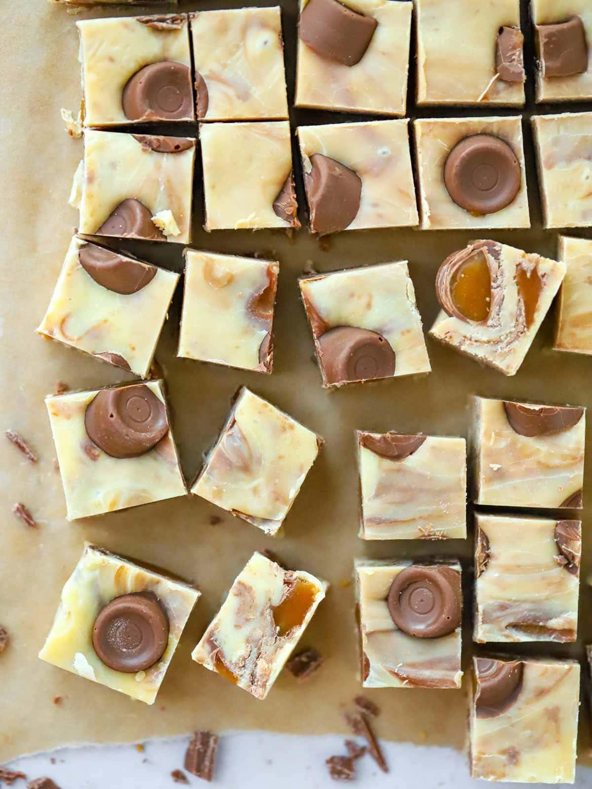 Una teglia di Fudge Rolo appena preparato, tagliato a quadrati.