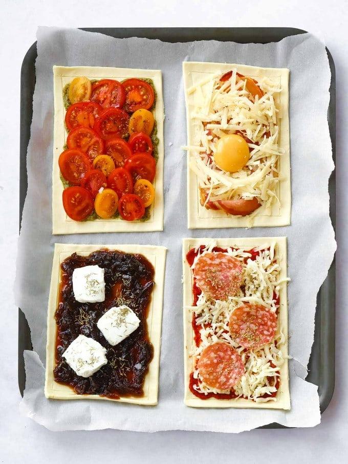 Torta salata di pasta sfoglia cruda con una varietà di condimenti