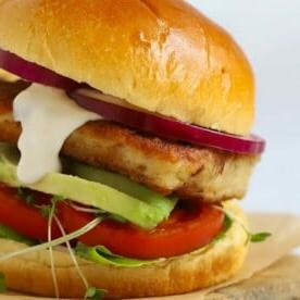 Burger di Halloumi con maionese al peperoncino dolce in un panino brioche.