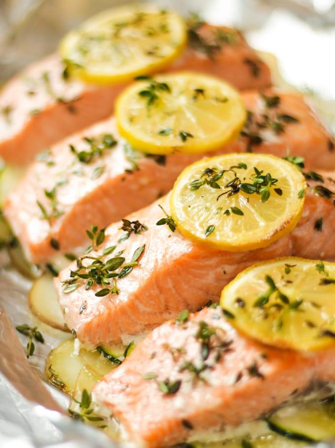 Filetti di pesce cotti in alluminio con patate, limone e timo.
