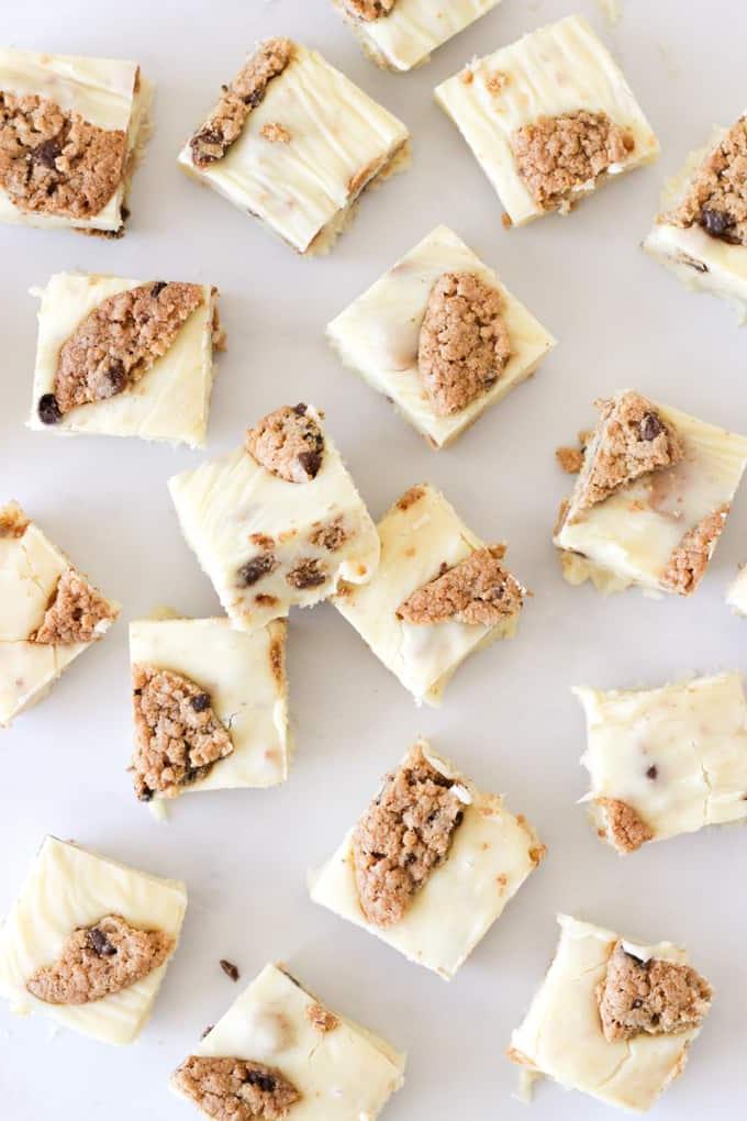 Fudge fatto in slow cooker: la consistenza perfetta e il sapore irresistibile di cookies e crema, pronto per essere gustato.