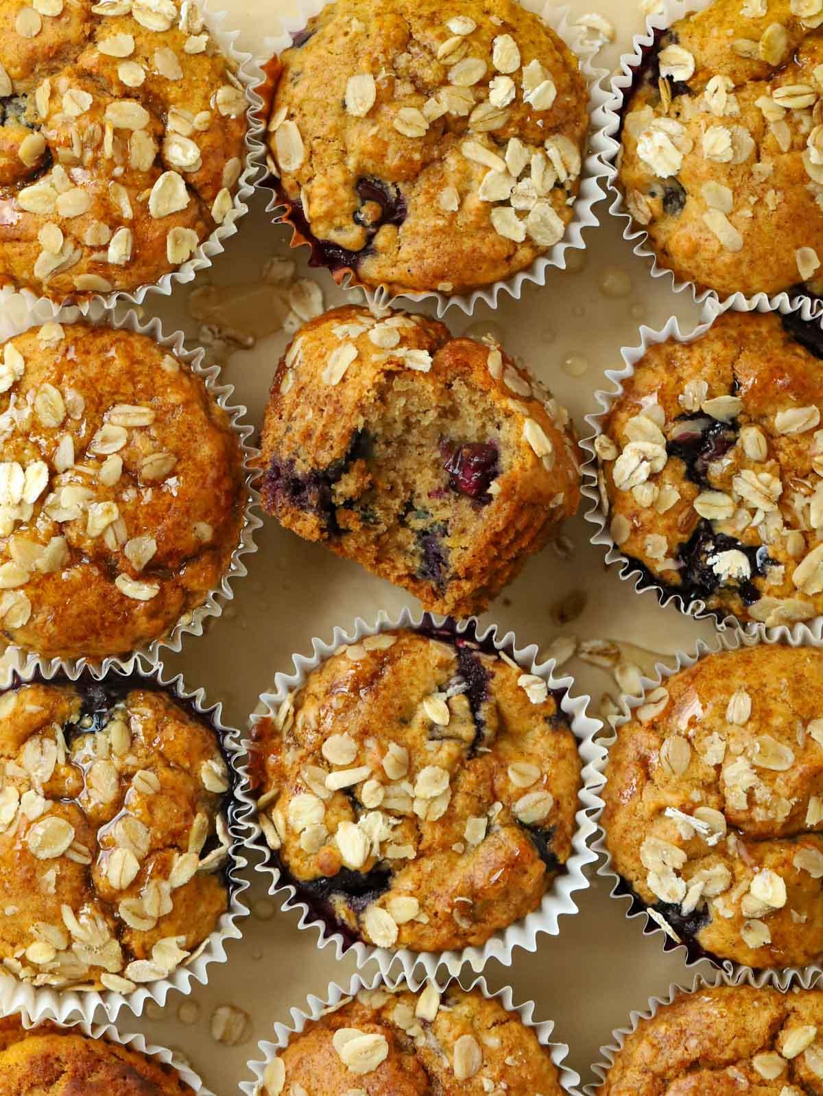 Dodici muffin salutari per la colazione appena sfornati.