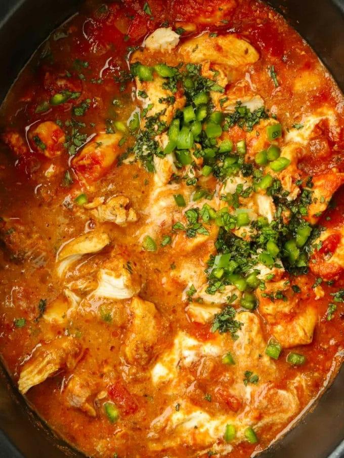 Primo piano del pollo tikka masala finito, cucinato nella slow cooker.