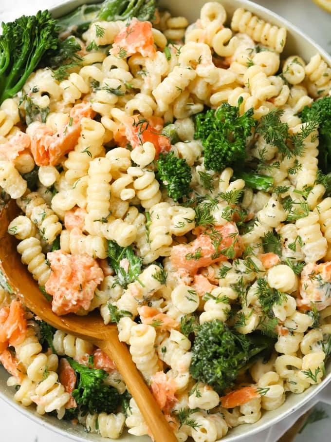 Padella di pasta con salmone affumicato, broccolini e limone.