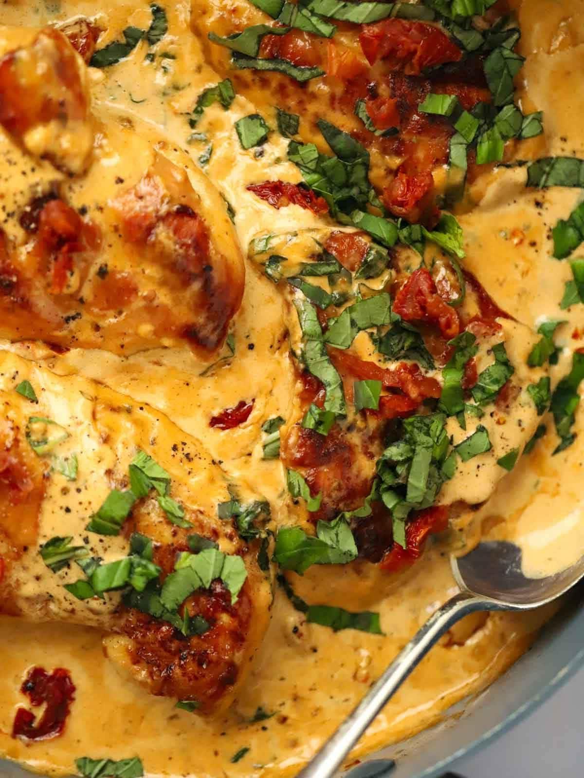 Primo piano di pollo in salsa, pronto per essere servito. Ricetta Pollo Sposami.