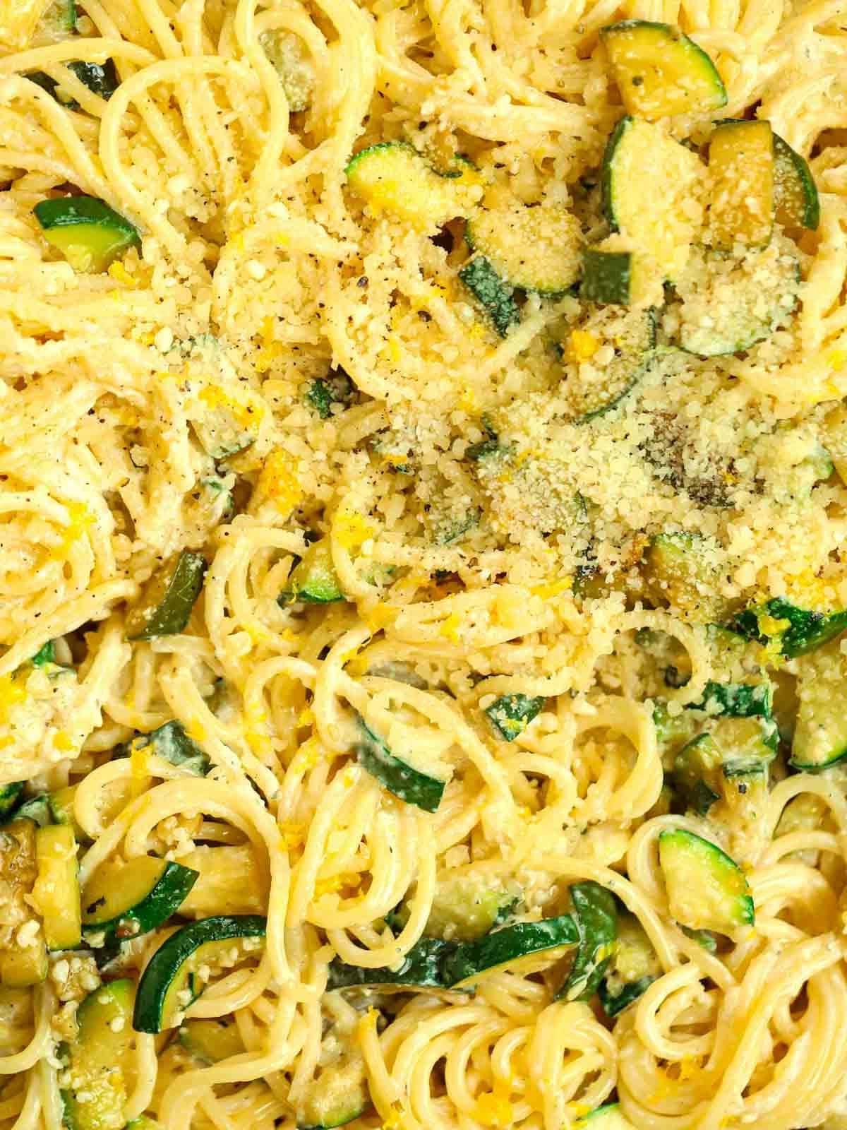 Pasta Cremosa con Zucchine 3 Spaghetti mescolati con zucchine e parmigiano per una cena veloce.