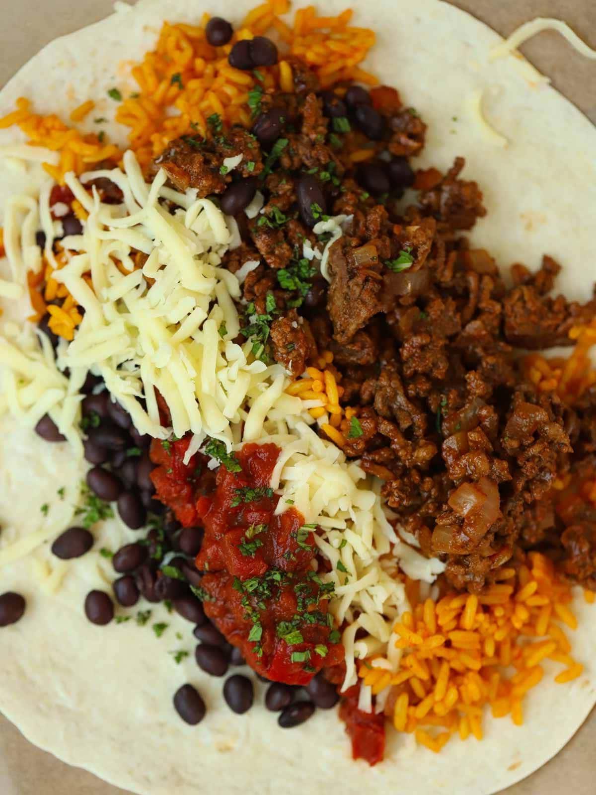 **I Burritos di Manzo Più Semplici di Sempre {Pronto in 30 Minuti}** 3 Il ripieno dei Burrito di Manzo prima di essere arrotolato. Carne macinata, riso, fagioli e formaggio.