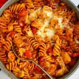 Piano Pasto 25 {Ricette Facili Infrasettimanali Vincenti} 3 Una pentola con pasta, pollo, pancetta, formaggio e peperoni, pronta per essere servita.