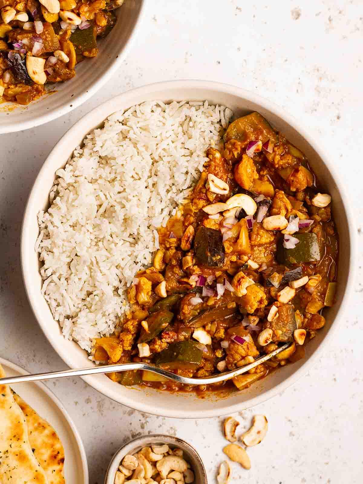 Easy slow cooker vegan and vegetarian curry recipe.