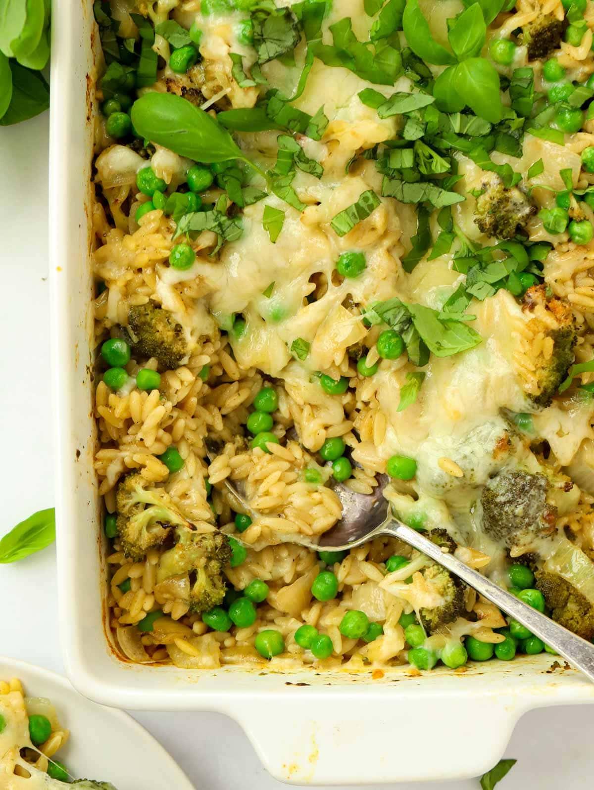 Sformato di Broccoli e Orzo 3 Un piatto con broccoli, orzo e piselli, condito con formaggio fuso