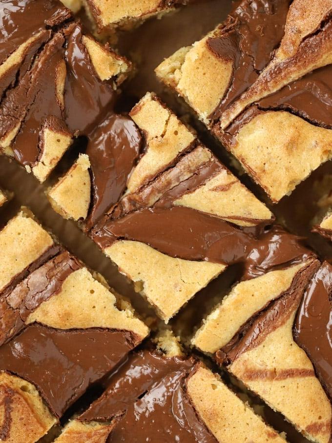 Blondies fatti in casa con vortici di Nutella e Burro d'Arachidi