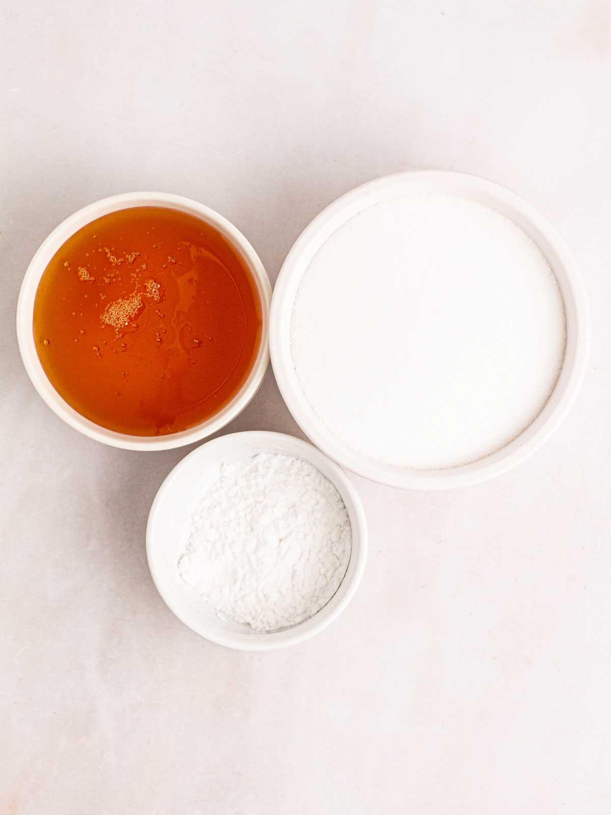 Come fare il nido d'ape 3 Gli ingredienti per fare l'honeycomb in tre ciotole bianche.