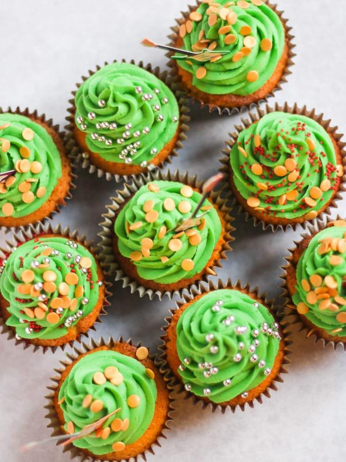 Cupcakes di Natale 3 Foto dall'alto di cupcakes di Natale glassati di verde a forma di albero con zuccherini colorati.