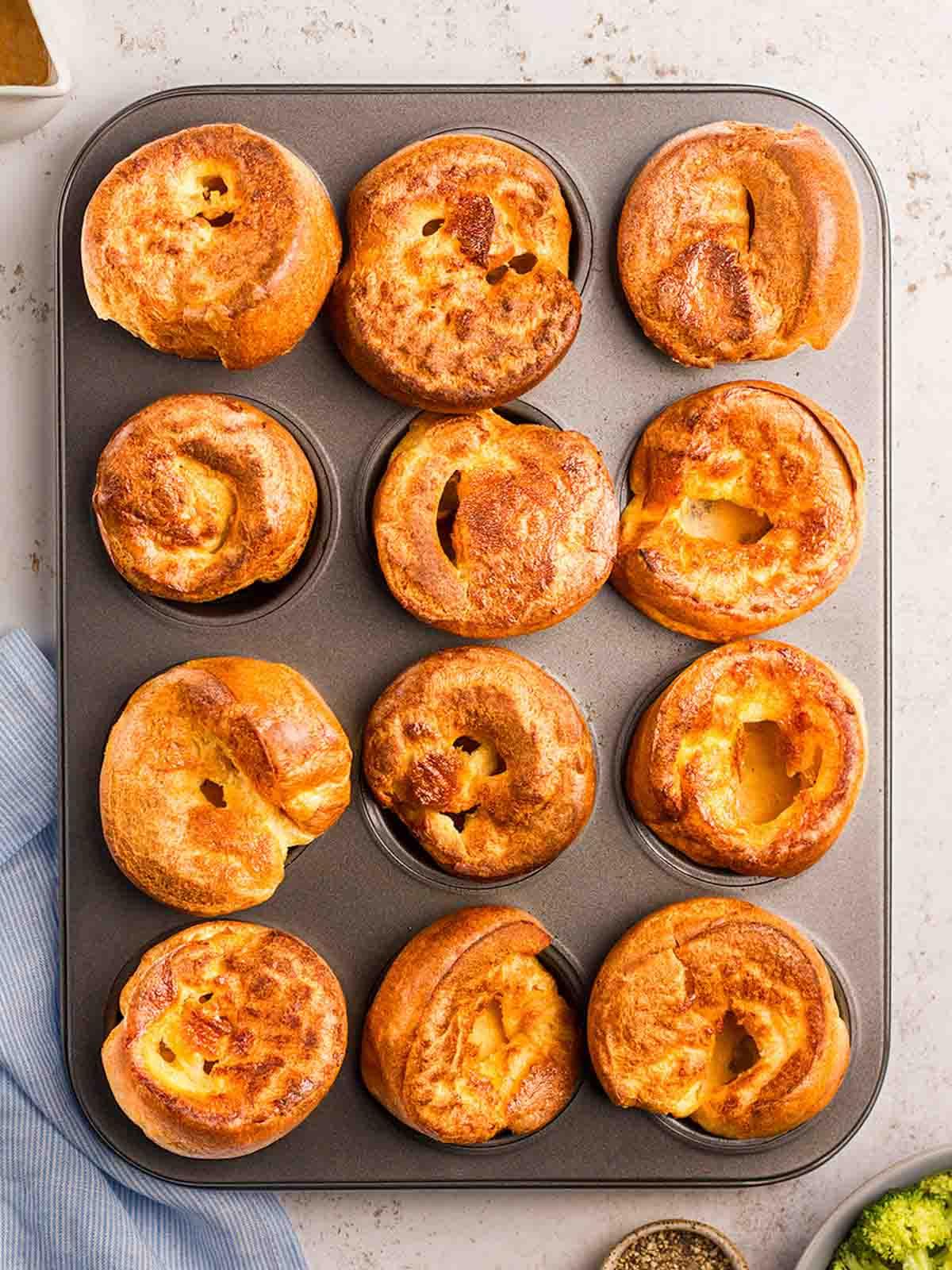 Yorkshire Puddings {Ricetta infallibile!} 3 Una teglia per muffin con 12 Pudding dello Yorkshire perfetti, pronti per essere gustati.