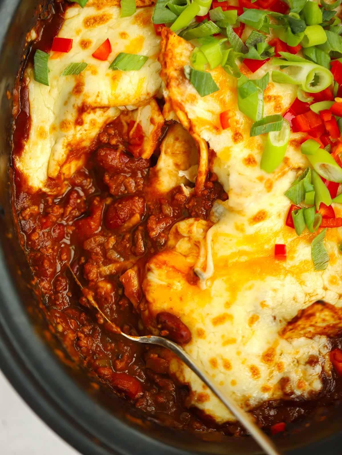 Enchiladas di Manzo in Slow Cooker 3 Un cucchiaio sta per servire una porzione di enchiladas di manzo al slow cooker.