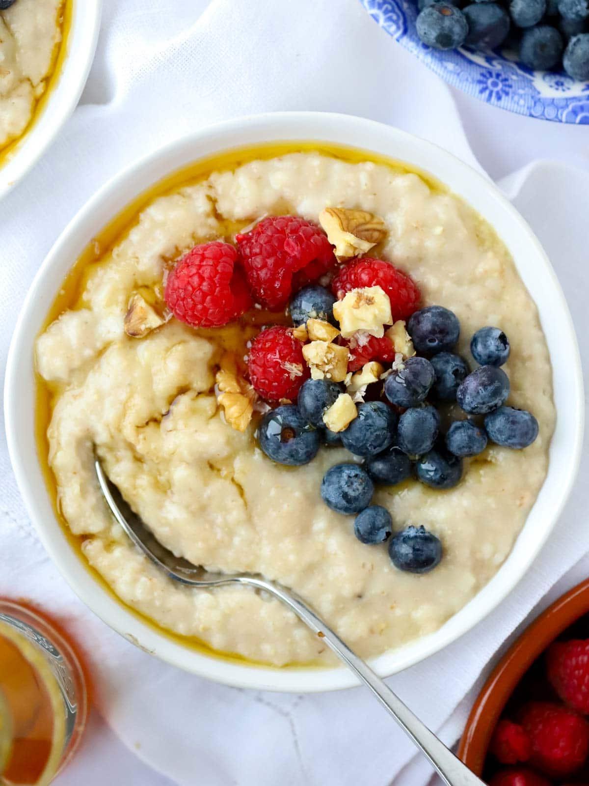 Porridge a cottura lenta 3 Ciotola di farina d'avena in slow cooker condita con frutta e sciroppo.