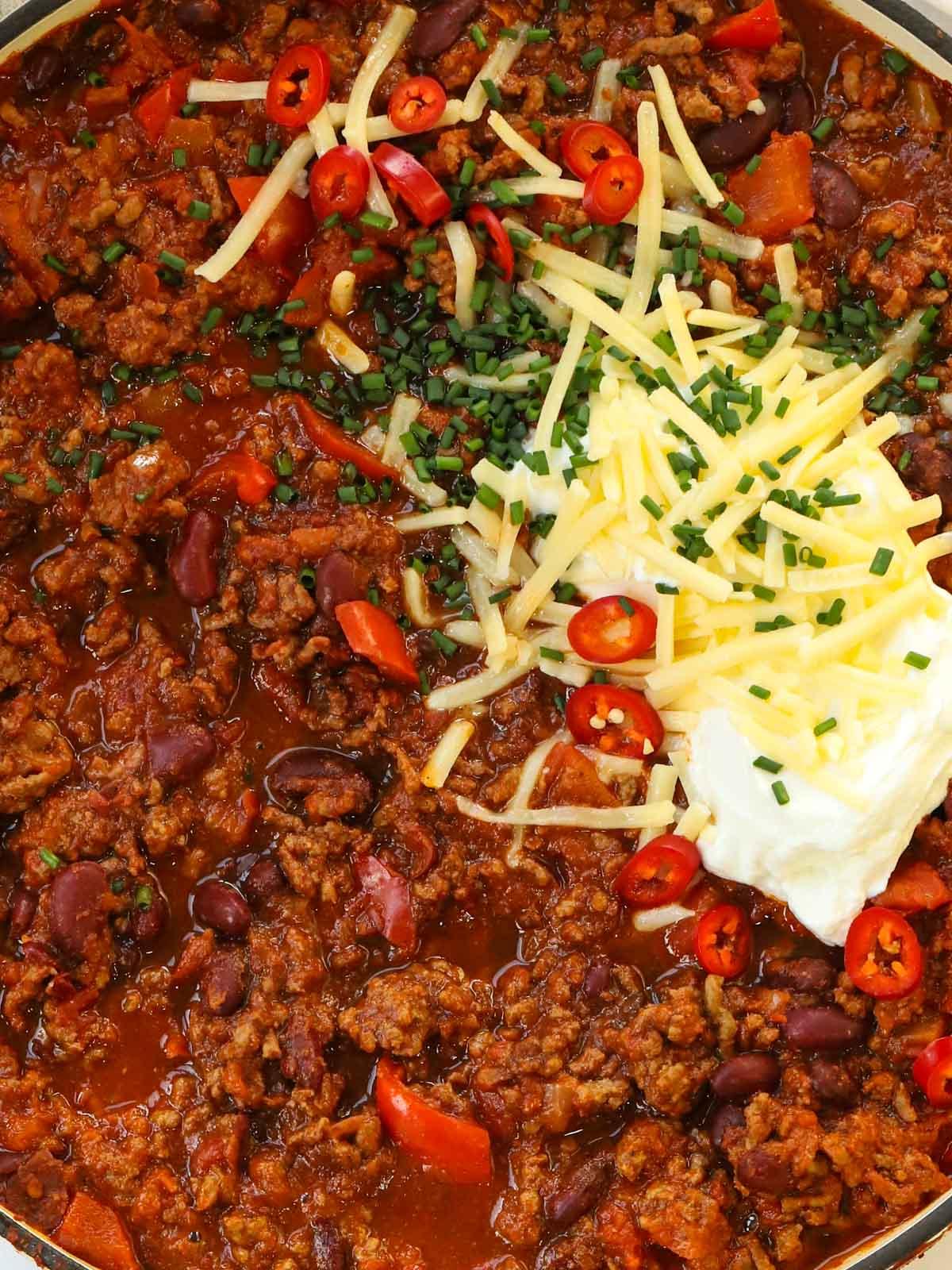 Chilli Con Carne {La ricetta più semplice di sempre!} 3 Primo piano di una ciotola di Easy Chilli Con Carne.