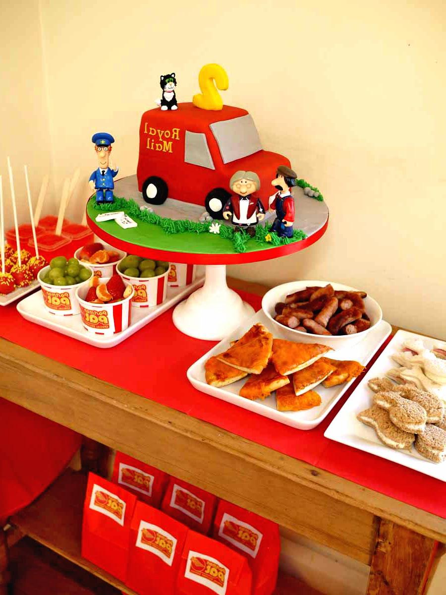 Allestimento colorato del tavolo per la festa di Postman Pat