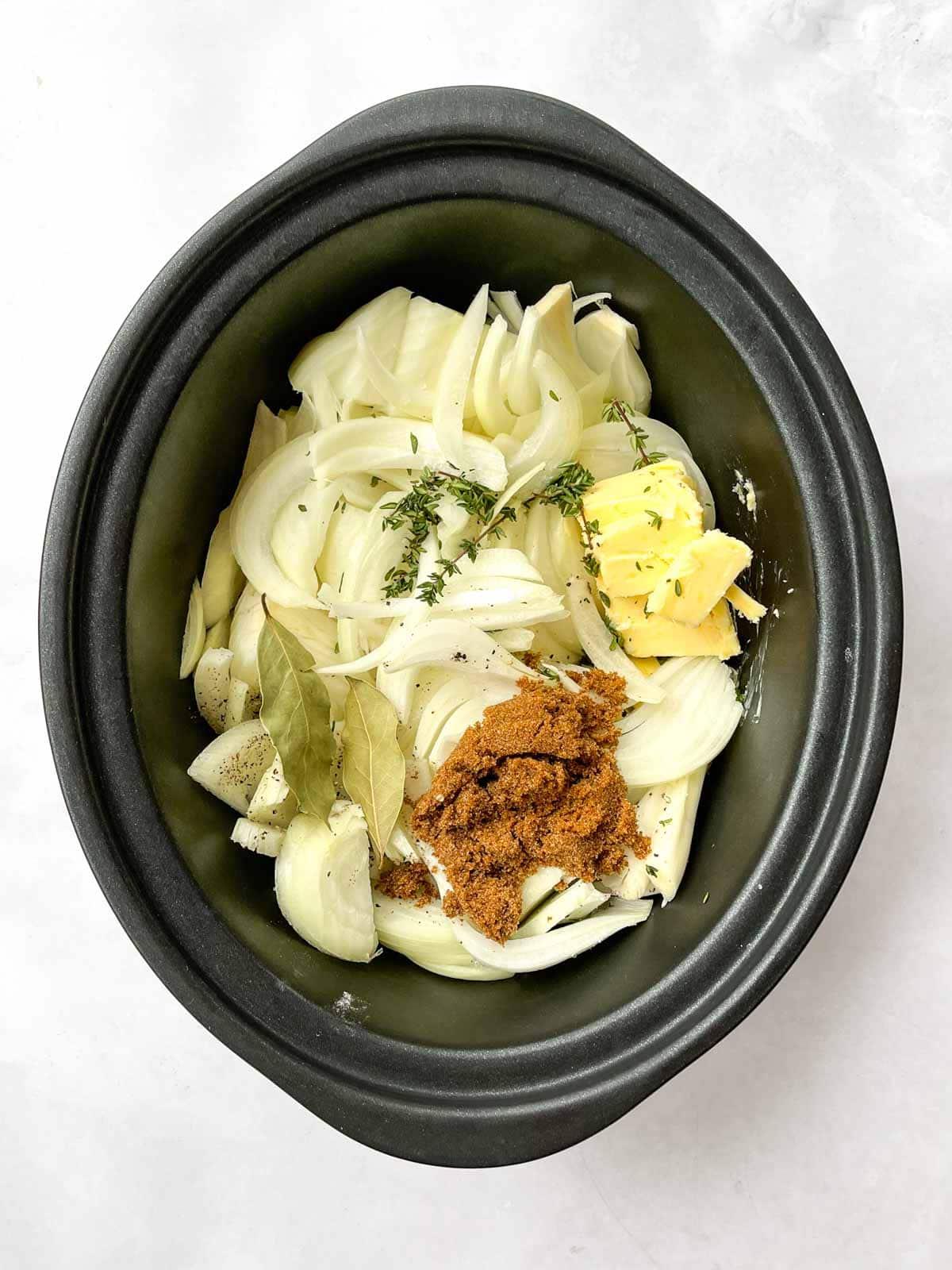 ingredienti crudi per zuppa di cipolle francese in pentola slow cooker