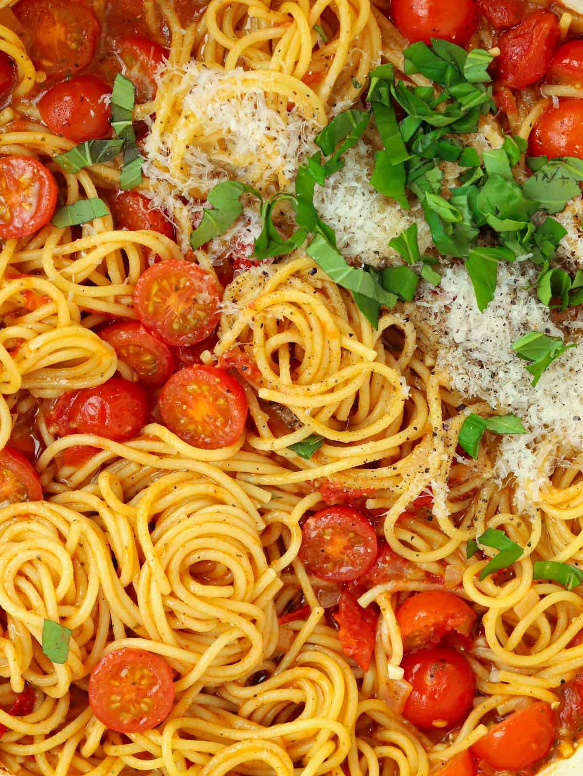 Pasta al Pomodoro {Spaghetti Facilissimi in un'unica padella} 3 Primo piano di spaghetti e pomodori in questa ricetta facile di pasta monopadella.