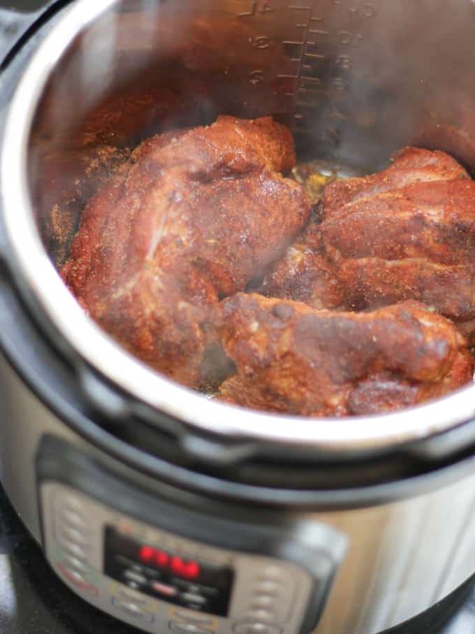 Carne di maiale strofinata con un rub di spezie e rosolata.