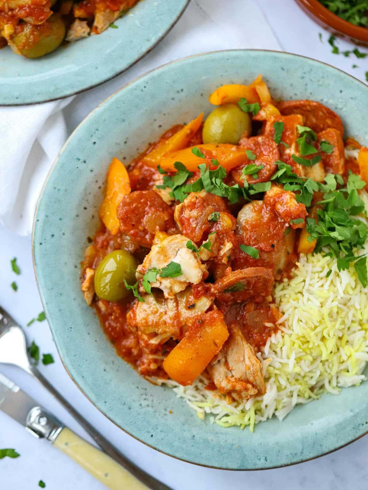 Stufato di Pollo e Chorizo a Cottura Lenta 3 Casseruola di Pollo e Chorizo in pentola lenta con olive e peperoni.