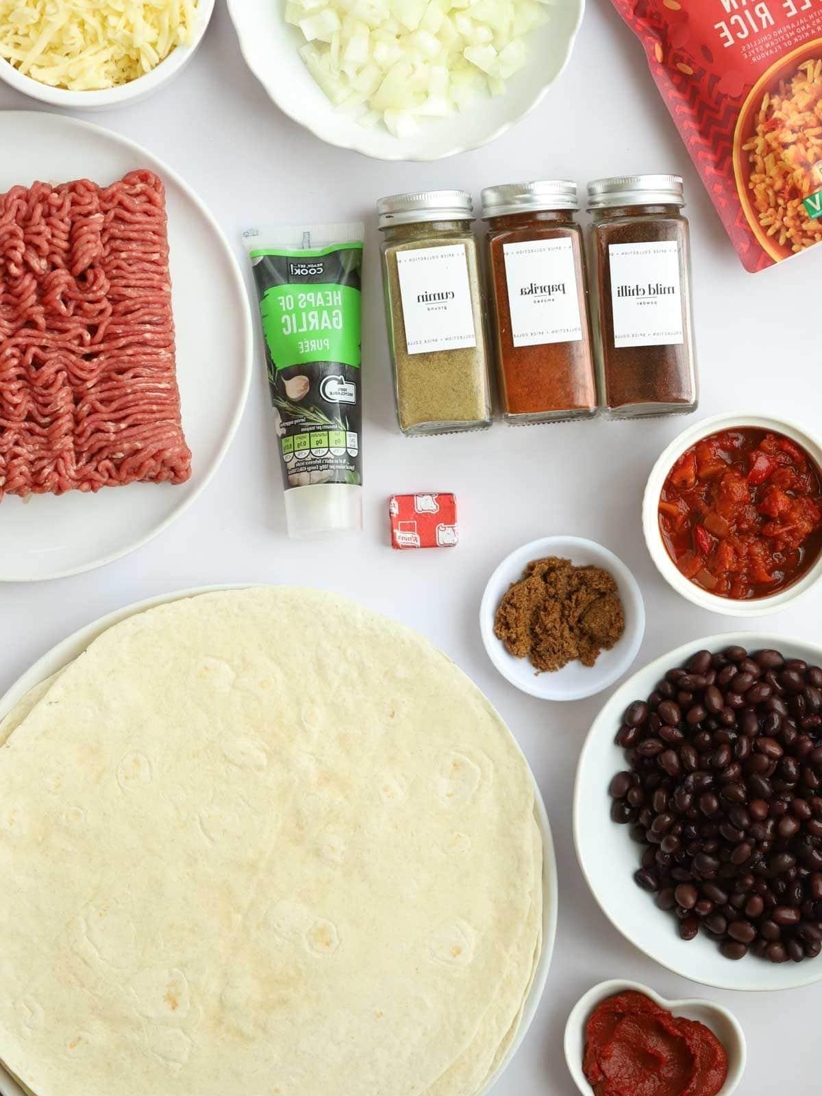 **I Burritos di Manzo Più Semplici di Sempre {Pronto in 30 Minuti}** 4 Gli ingredienti per la ricetta dei Burrito di Manzo disposti su un piano di lavoro.