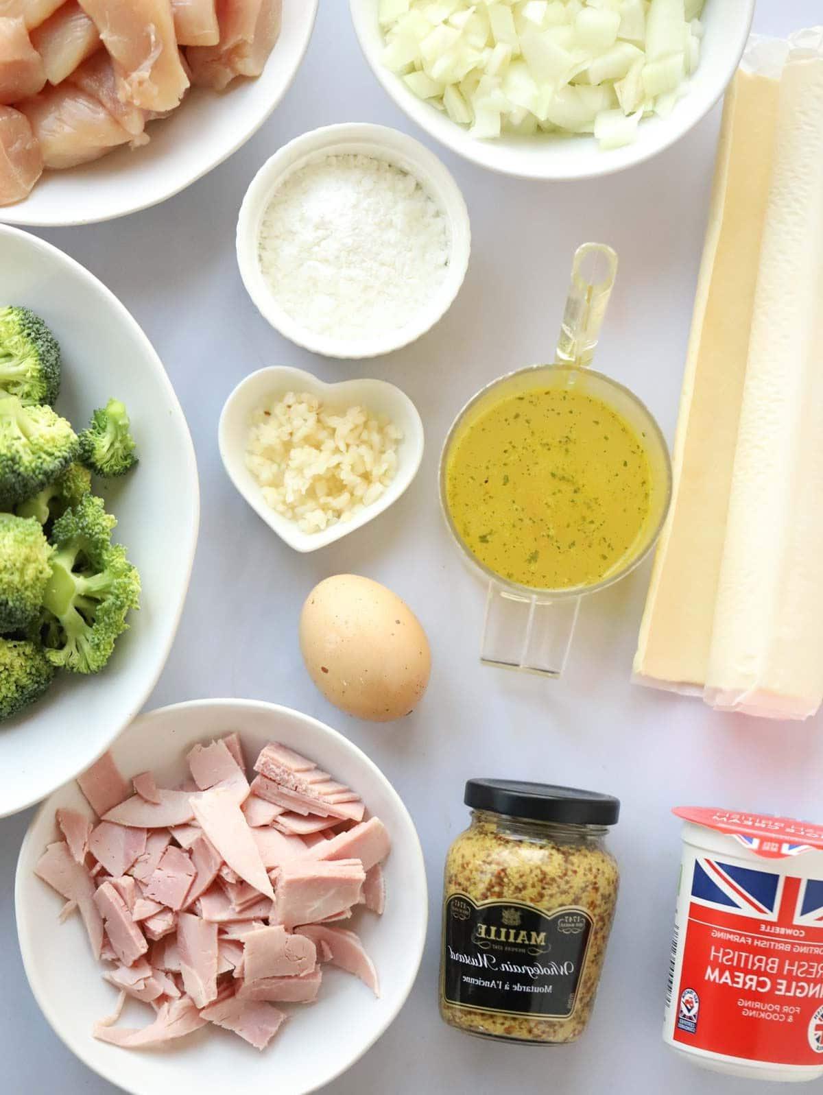 Torta di pollo e prosciutto {La più facile di sempre in una padella!} 4 Ingredienti per Pasticcio di Pollo e Prosciutto Cotto disposti sul piano di lavoro.