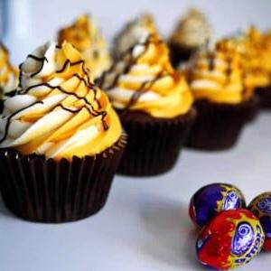 I migliori Cupcakes al Creme Egg 4 Cupcakes Ripieni di Cadburys Creme Egg