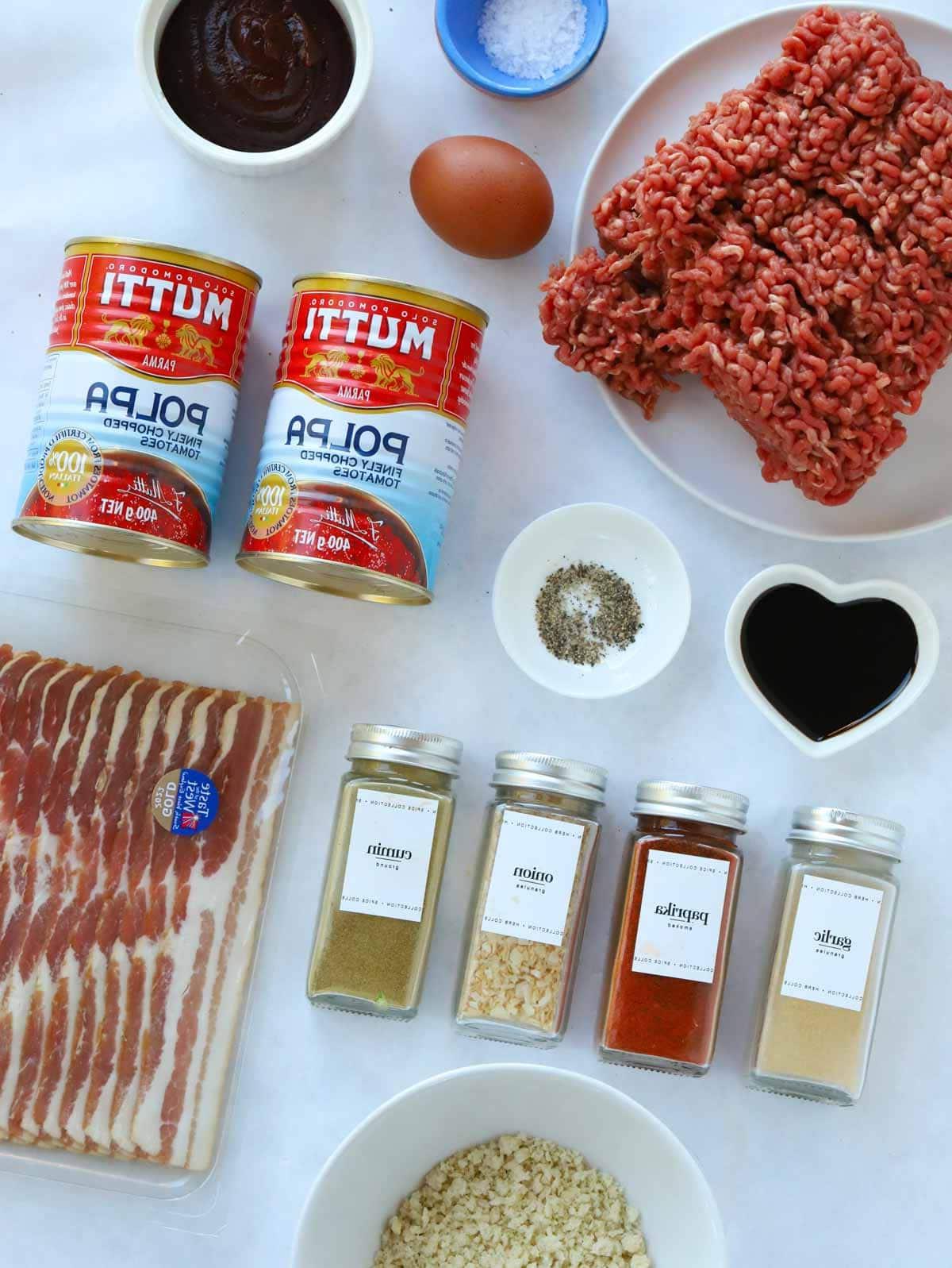 Ricetta Facile Polpettone {con Ricca Salsa di Pomodoro} 4 Ingredienti per una ricetta facile di polpettone disposti su un piano di lavoro.
