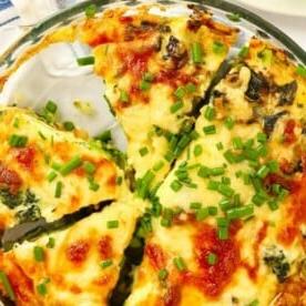 Piano Pasti 7 4 Fette di quiche senza crosta cotta, un piatto vegetariano salutare e gustoso, perfetto per cena o pranzo.