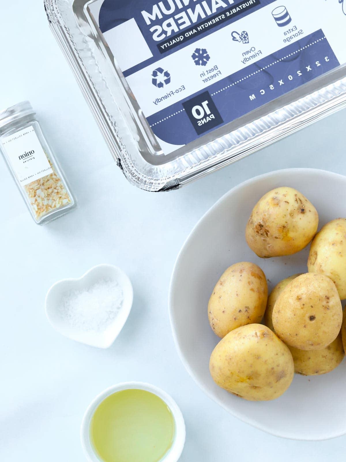 **Patate Arrosto {Le Migliori di Sempre, Ricetta Facile!}** 4 Ingredienti per la ricetta Patate Arrosto Facili tutti disposti su un bancone della cucina.