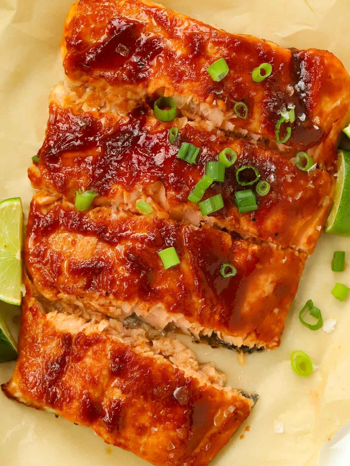Ricetta di salmone facile. Primo piano di Salmone al Miele e BBQ con glassa appiccicosa