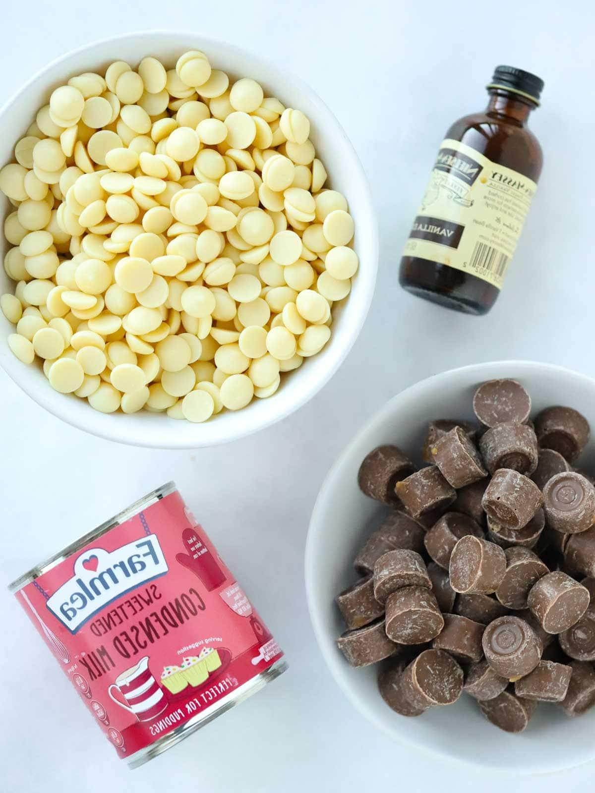 Ingredienti per la ricetta del Fudge Rolo disposti su un piano di lavoro.