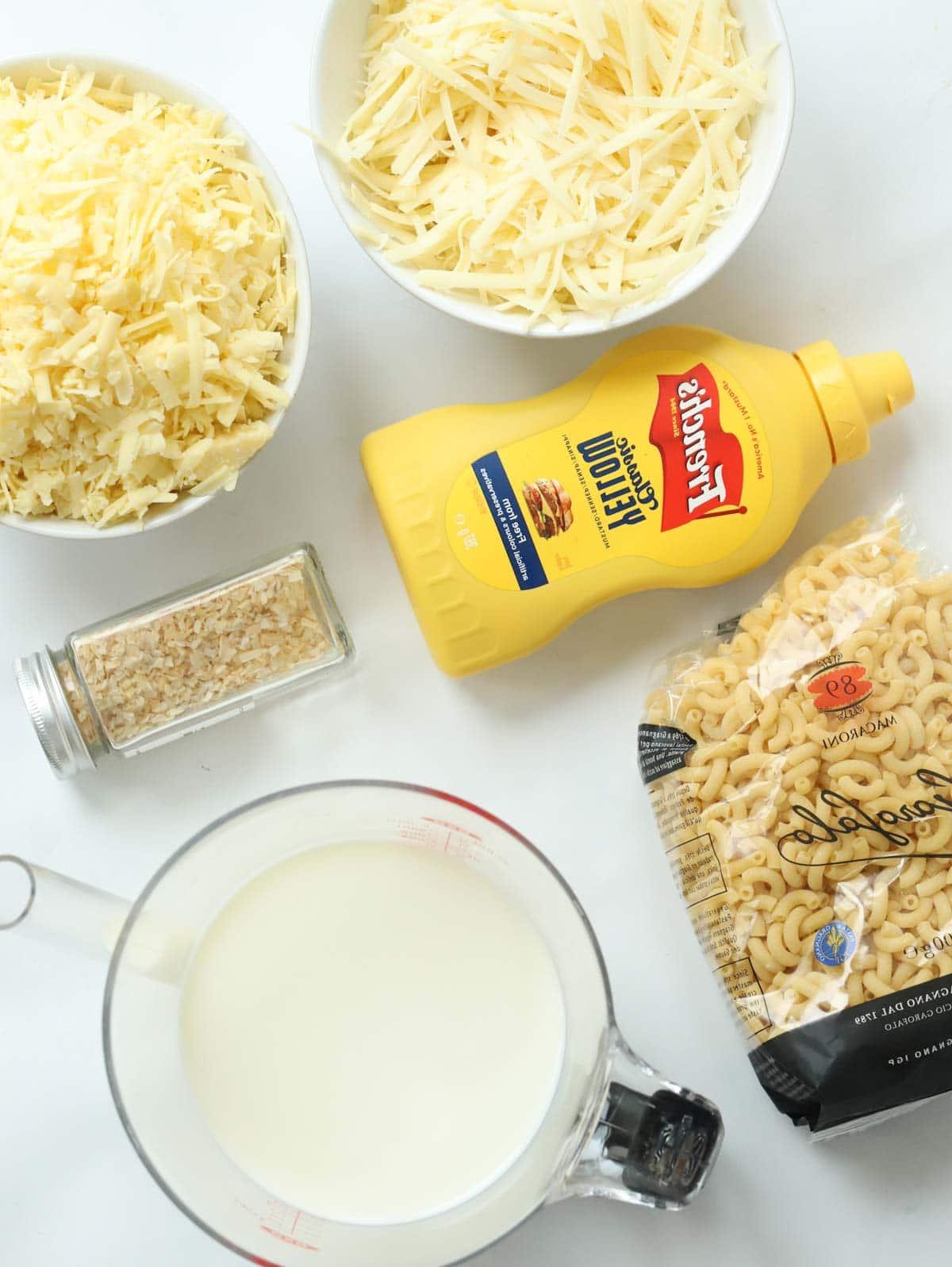 Ingredienti per Maccheroni al Formaggio semplici disposti sul bancone.