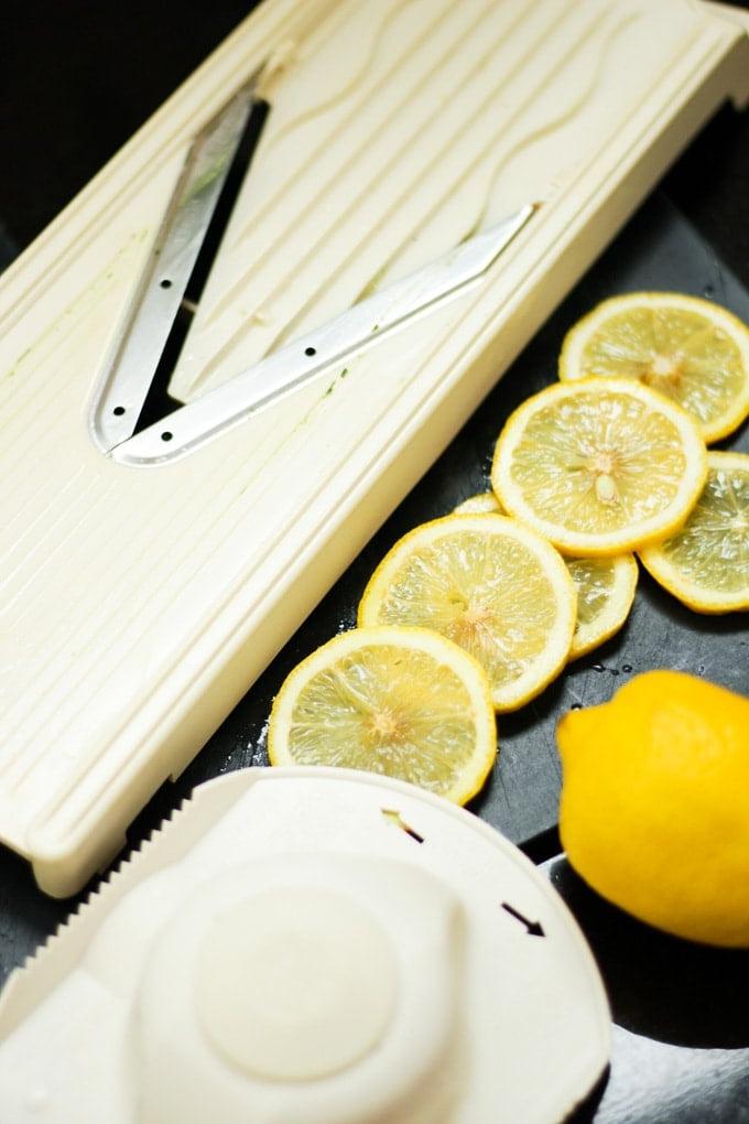Mandolina con fette di limone.