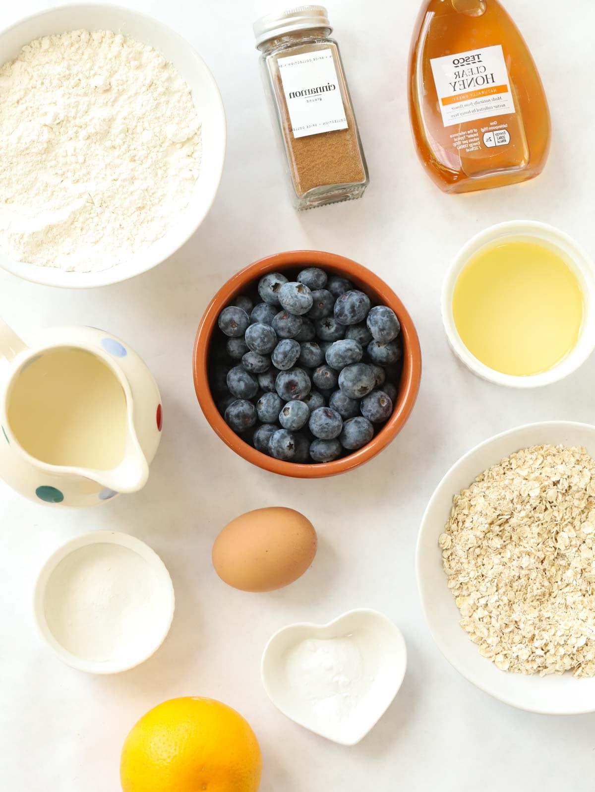 Ingredienti per muffin salutari per la colazione disposti sul bancone.