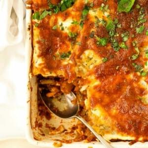Lasagne di zucchine con doppia gratinatura al formaggio 4 Ricetta facile per lasagna di zucchine in una pirofila bianca.