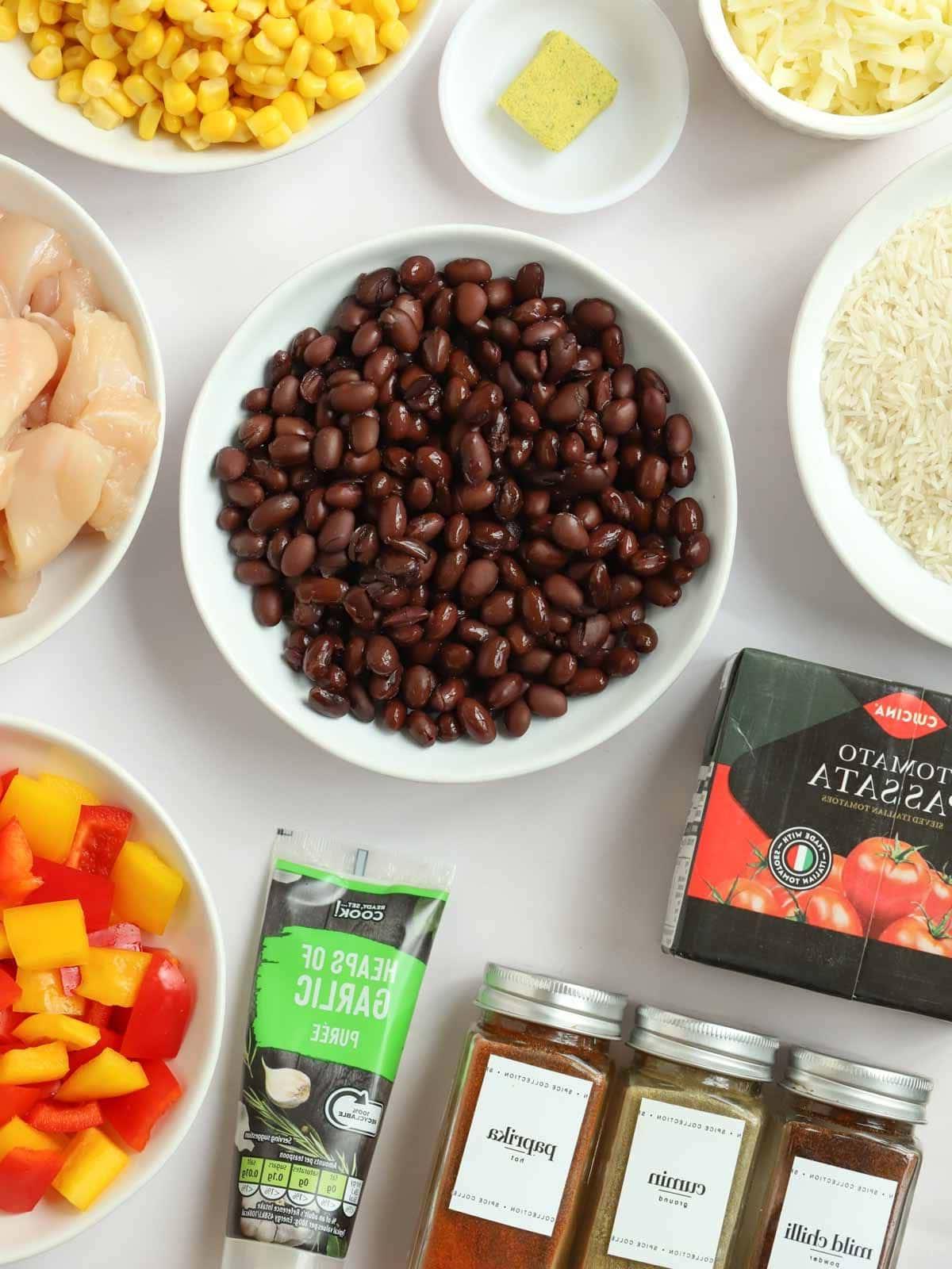 Ingredienti per Pollo e Riso Messicano One Pot disposti su un bancone.