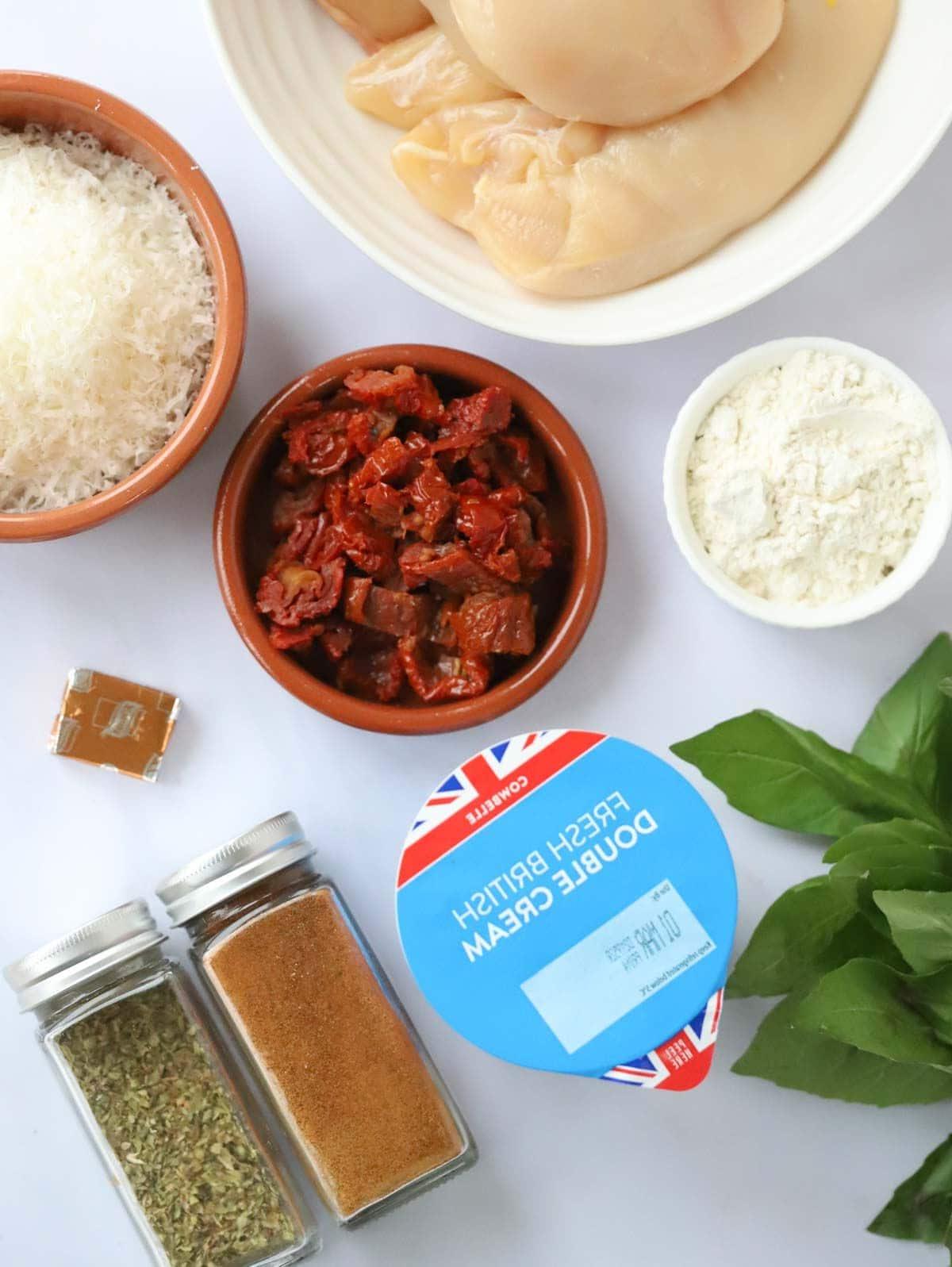Ingredienti per la ricetta Pollo Sposami disposti su un tavolo.