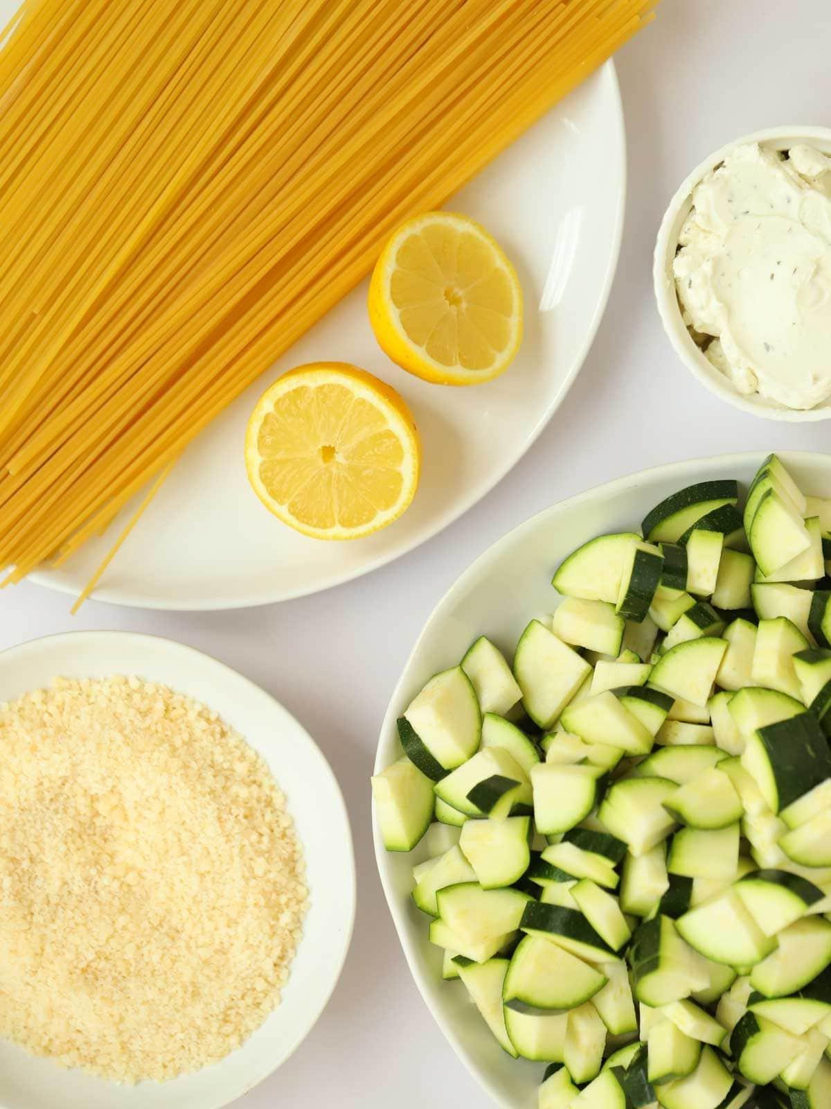 Pasta Cremosa con Zucchine 4 Ingredienti per la ricetta della pasta con le zucchine disposti su un piano di lavoro.