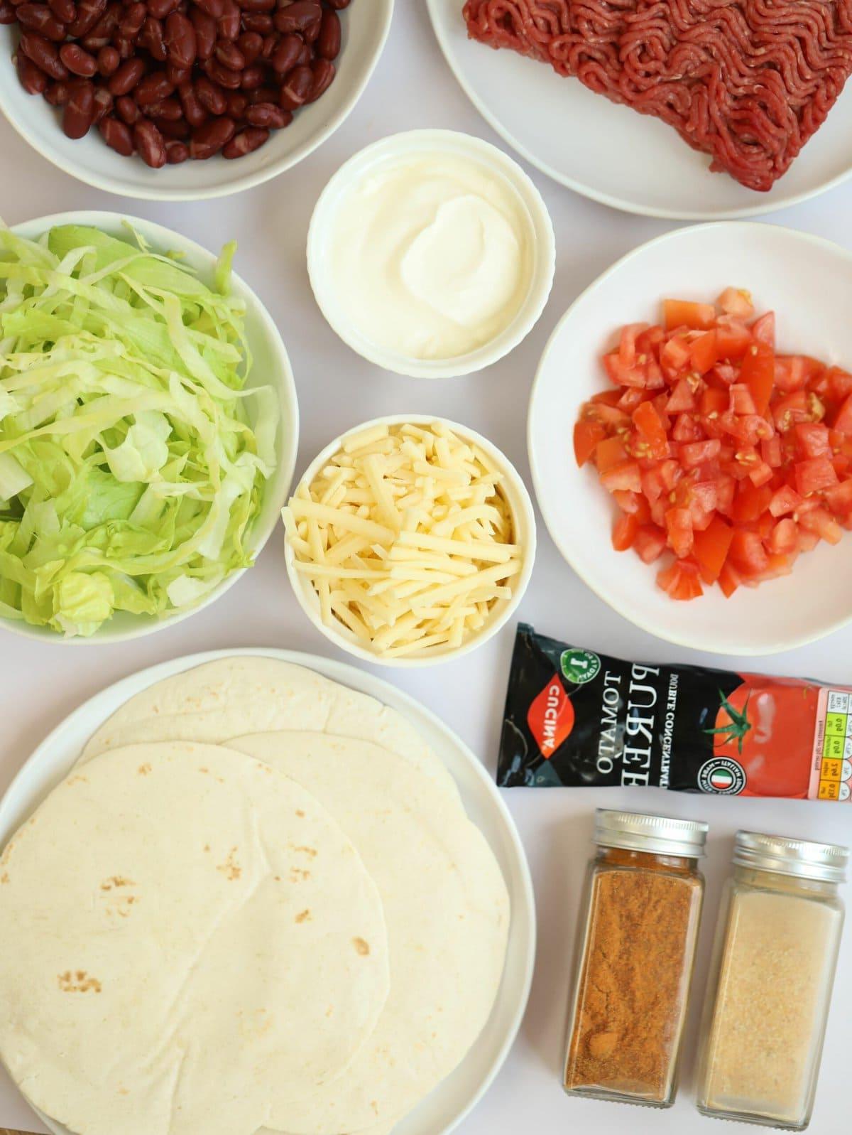 Tacos di Manzo Facili {Pronto in 15 Minuti} 4 Ingredienti disposti sul piano di lavoro per la preparazione di tacos di manzo.