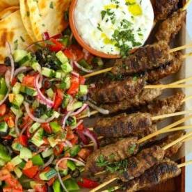 Ricetta Kofta di agnello con piadine, insalata greca e tzatziki.