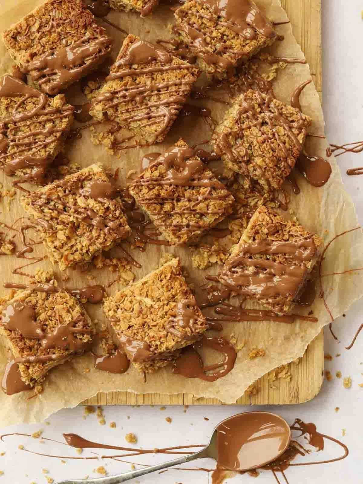 Pancakes Facili {Ricetta Infalibile!} 4 Un tagliere pieno di quadrati di flapjacks ricoperti di cioccolato.