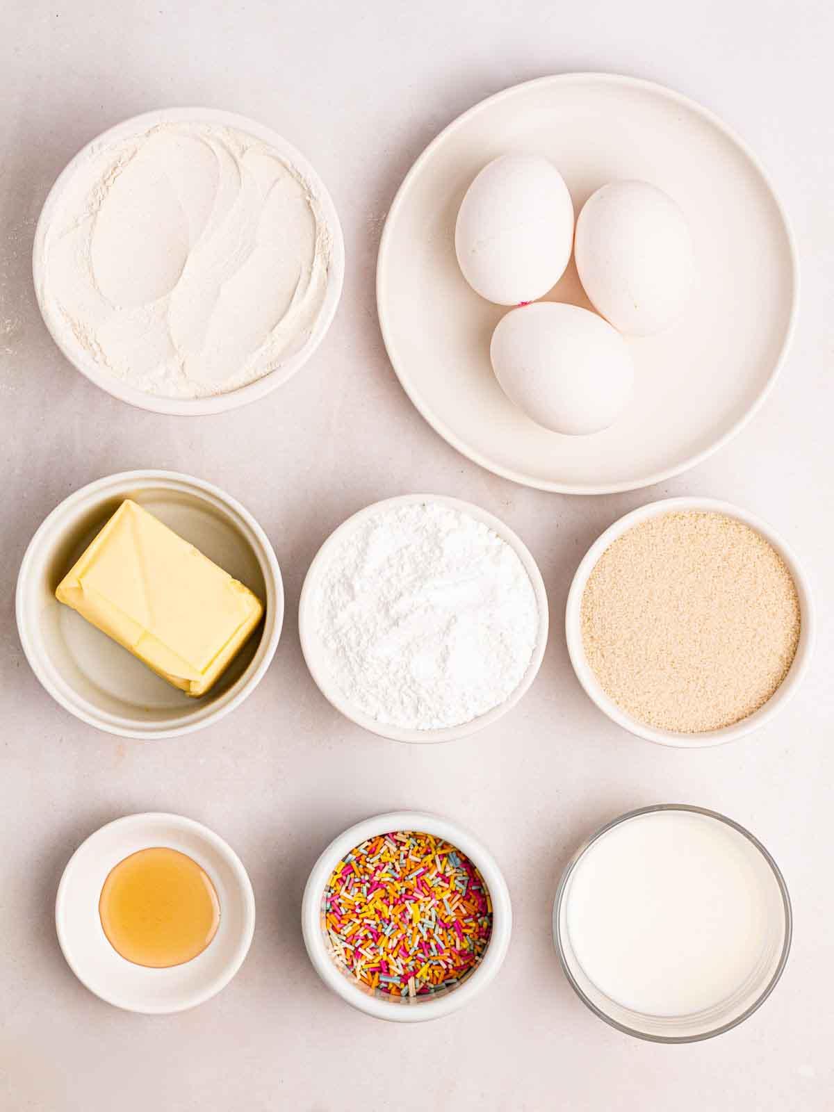 Torta Scolastica {Ricetta Facile!} 4 Gli ingredienti per fare la Torta della Scuola disposti su un tavolo.